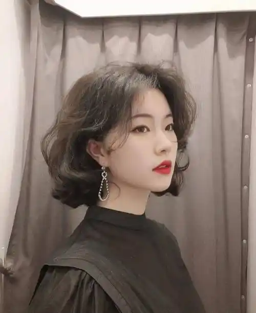 40岁左右的女性,发型这样剪,时尚年轻不老气_短发_个性_刘海