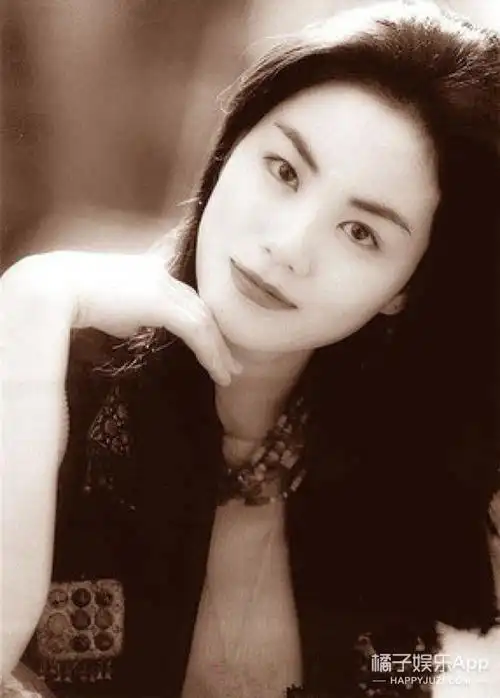 网友曝光王菲黑白旧照,当年的她好俏皮啊!