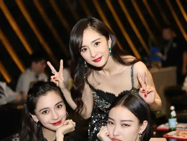 可以看到当红帅气的男女明星盛装出席,以最好的形象亮相;又能看到各路