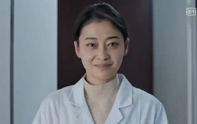 45岁的梅婷只在这个单元出现了几个镜头,但她的状态很好,整张脸看着没