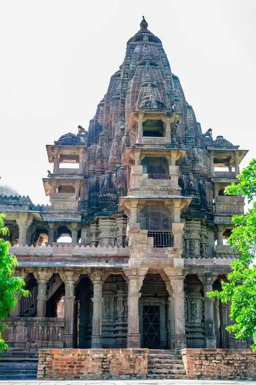 印度教的神和女神的弯曲的古代岩寺庙