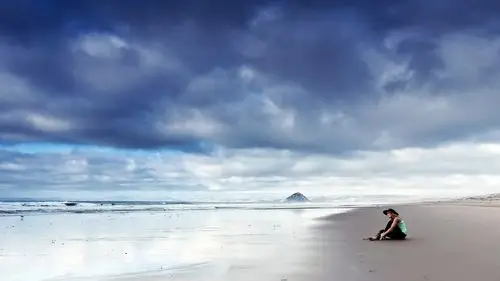 美女,户外美女,模特,金发,长发,坐着,裸脚,裸肩,自然,云,风景,海滩