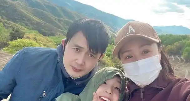 崔奕:嫁大3岁头恋,结婚23年生一子,幸美满