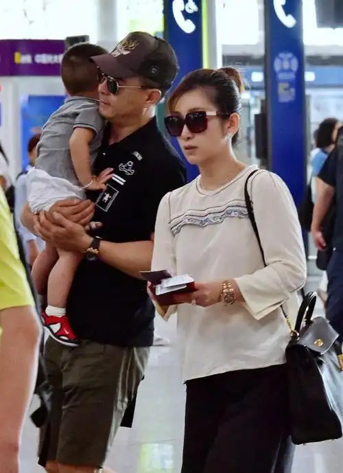 秦海璐被老公宠成公主扎起小辫子亮相节目减龄得完全不像42岁