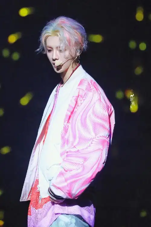 鹿晗彩虹头自拍