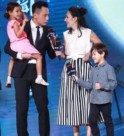 【图】刘烨一家四口合照欣赏 拍摄复古全家福表情画风不一