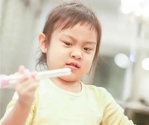 杨幂女儿小糯米正面照公开,网友不像刘恺威杨幂竟然像他