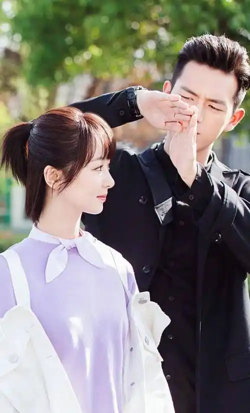 早些时候,杨紫在张艺兴的演唱会上被拍到.