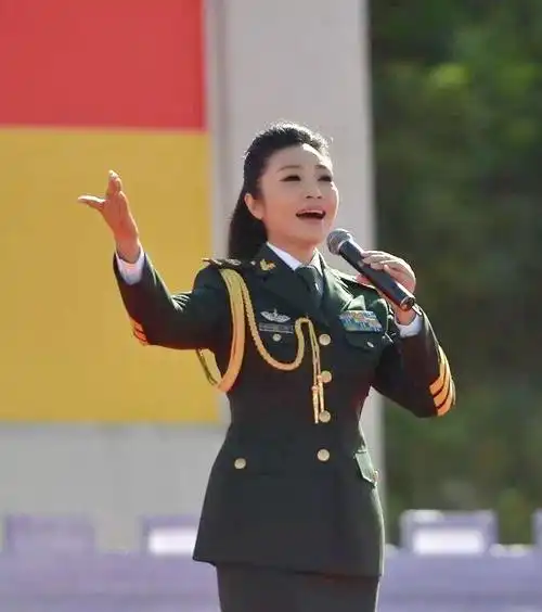 李丹阳赴会宁慰问演出 献唱经典歌曲