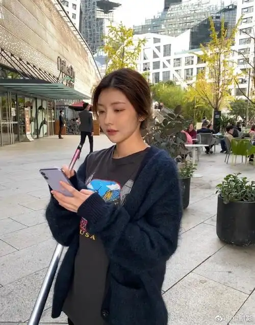 王思聪前女友豆得儿首次直播脸变胖颜值下滑衣品却是显高模板