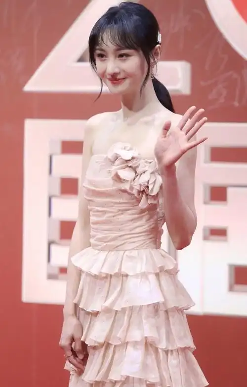 郑爽状态回归,空气刘海编发造型出活动,金丝流沙裙温柔甜美大气