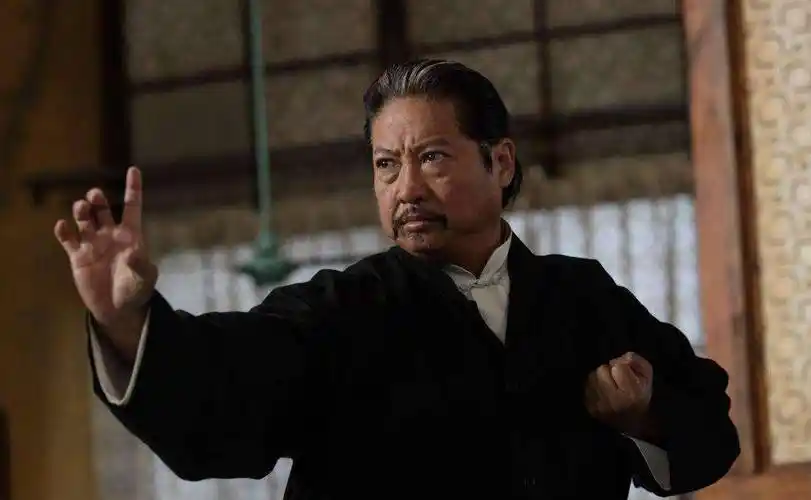 原创香港最灵活的胖子出道60多年地位无人撼动成龙叫他一辈子大哥