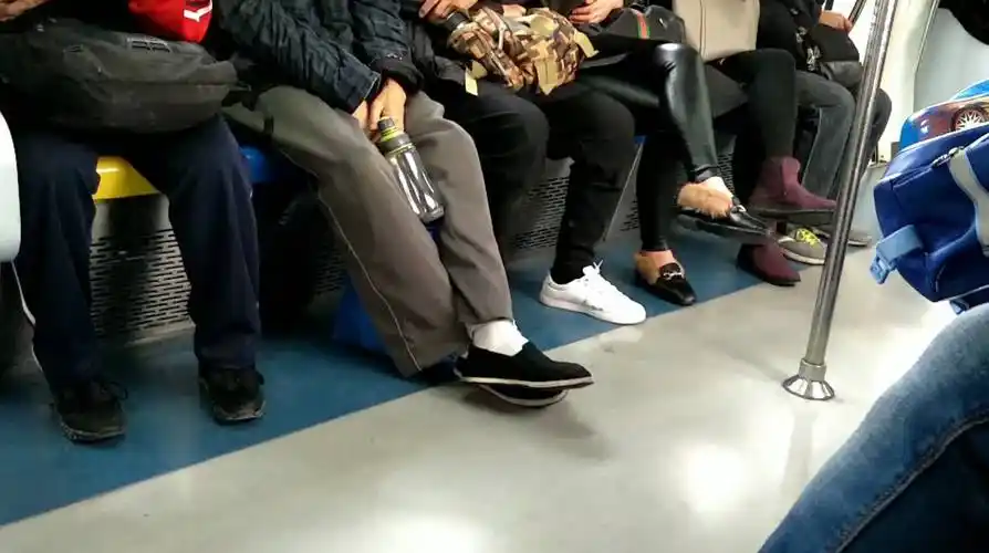 地铁布鞋白袜大叔