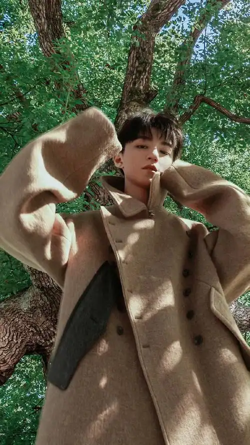 王俊凯牛仔套装机场路透