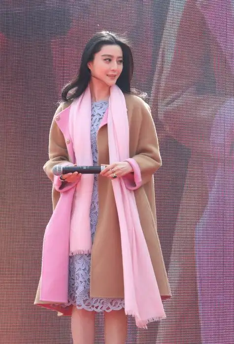 范冰冰手拿保温杯亮相,光腿穿皮草很阔气,论玩"配色"我就服她