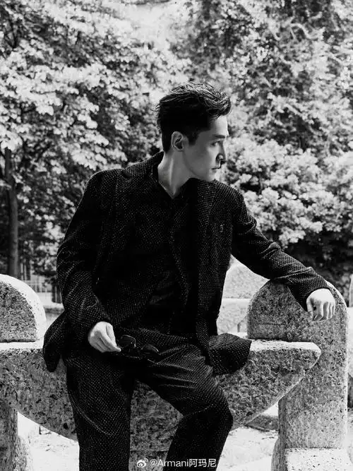 胡歌漫步米兰##胡歌丝绒西服