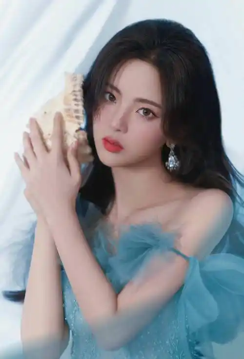 女明星杨超越时尚写真:姣美俏丽,小鸟依人