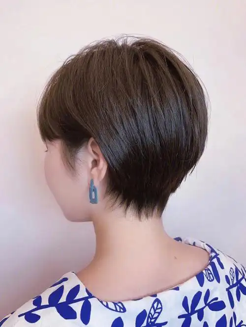 波波头短发不同的是更容易有动感层次感韩式挂耳短发凸显五官精致和立