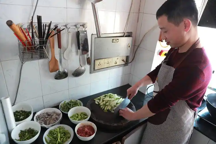 2月12日,陈林在家给妻子孩子做饭.