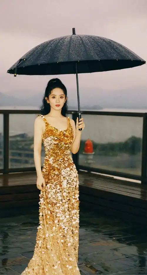赵丽颖鎏金lomo风雨中撑伞复古优雅写真13