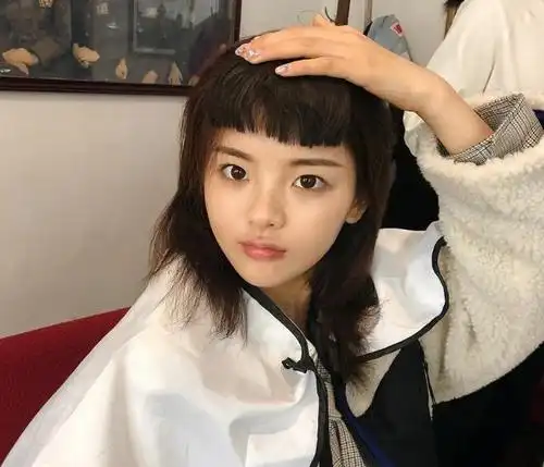 杨超越换发型素颜出镜黑眼圈明显看到嘴唇网友很难淡定