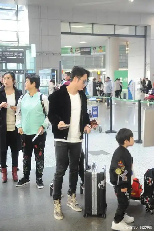 靳东晒儿子后飞上海