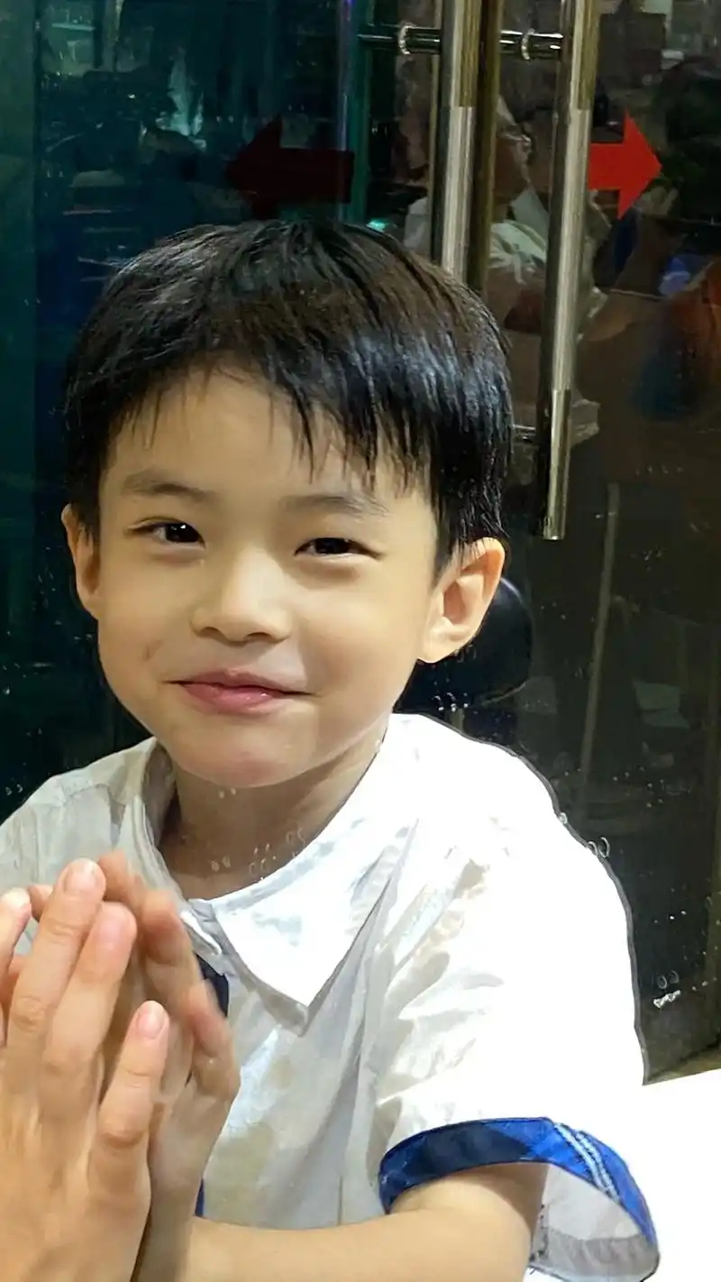 头像越怪,越可爱!照镜子也能有800个小动作 #阳光小男孩 - 抖音