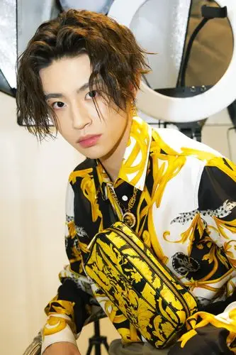 小鬼王琳凯红色套装写真图片