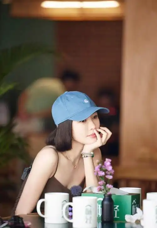 秦岚越来越敢穿了,不管吊带低胸还是镂空短裙都轻松拿捏