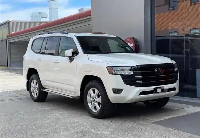 对于丰田汽车的经典越野车型,丰田普拉多和丰田兰德酷路泽,可以说大家