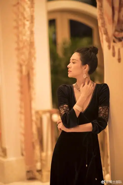 章子怡晒照比起拿电影最佳女主角和大女儿醒宝在一起才最幸福