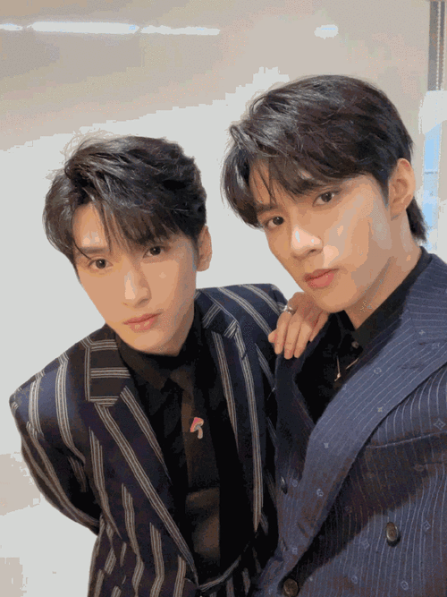 刘耀文晒自拍合照为严浩翔18岁庆生