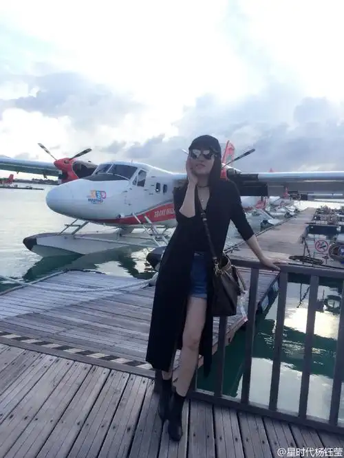 杨钰莹晒出游照穿短裤秀性感美腿组图