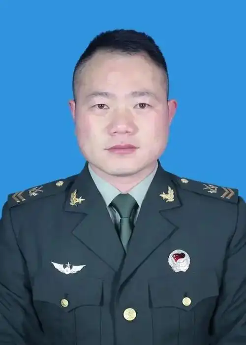 王启鹏军装照.浙江省红十字会供图