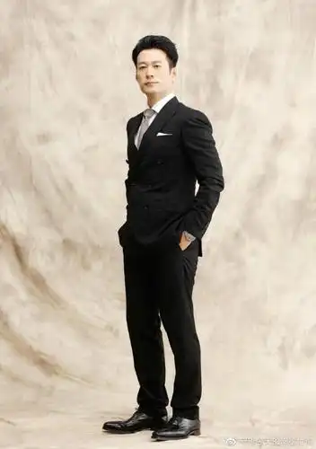 的一样谭凯的肩膀比较宽,而且没有溜肩,很笔直本身就很适合穿着西装