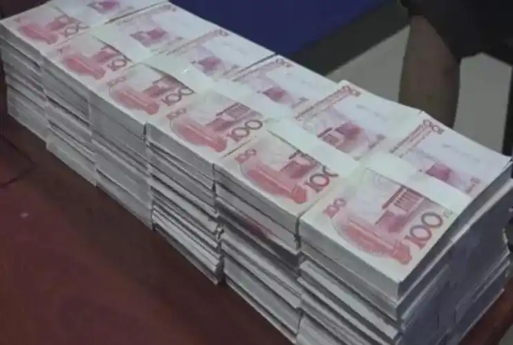 广东男子堆起大钞炫富钞票上印有4字