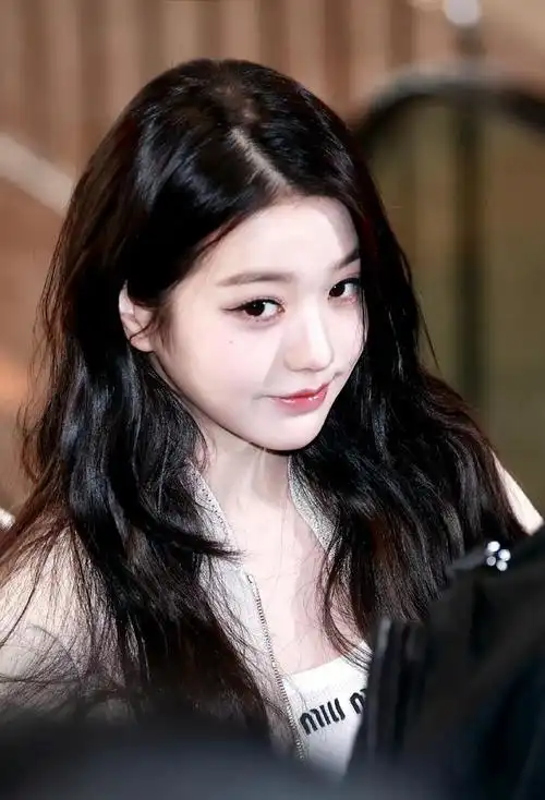 近年来,韩国女歌手,女子组合iz*one的成员张元英凭借出色的音乐作品和