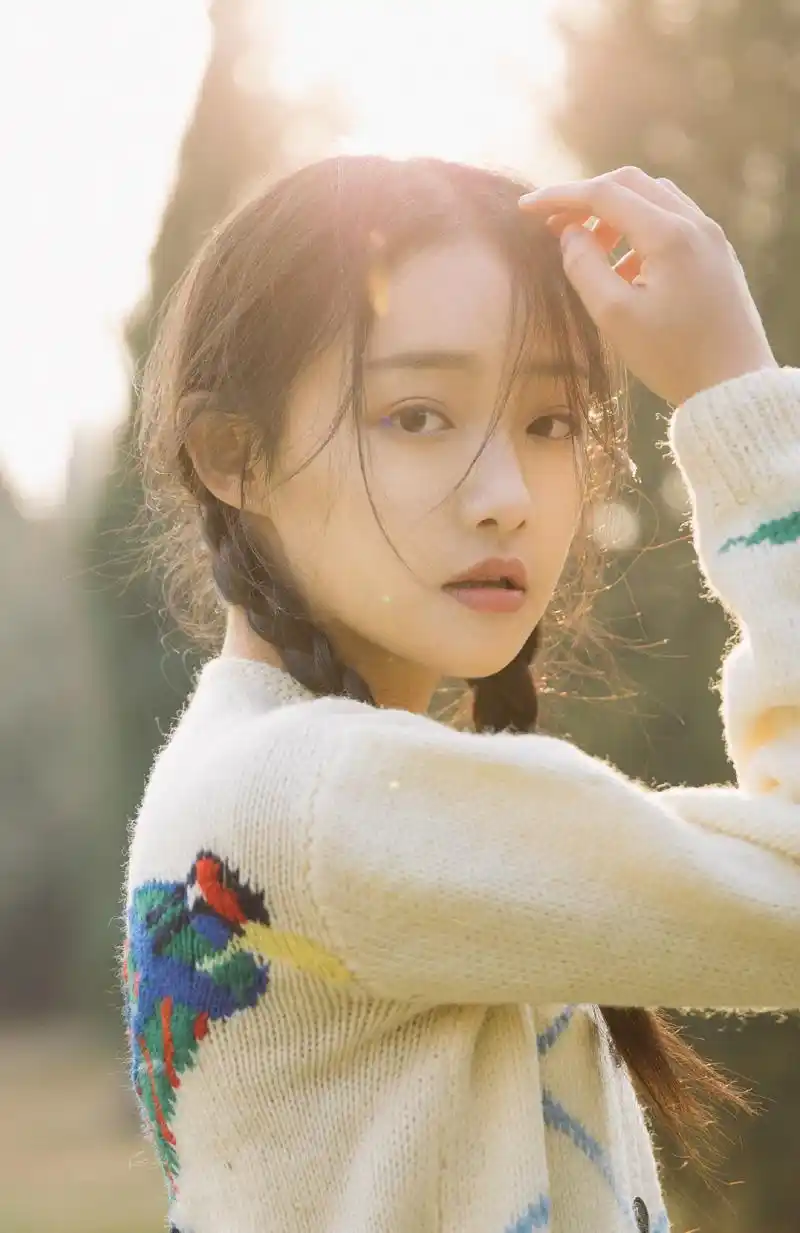 简介:吴佳怡清新可爱秋季写真图片,分享一组吴佳怡图片给大家,图中的