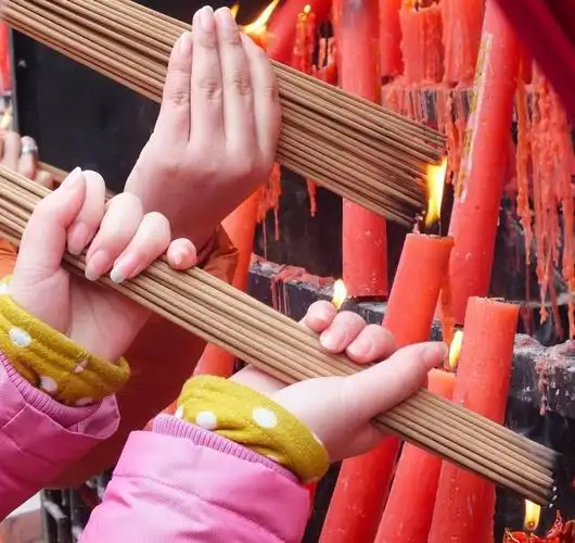 【红红火火过大年】 烧香 , 拜佛 , 祈福