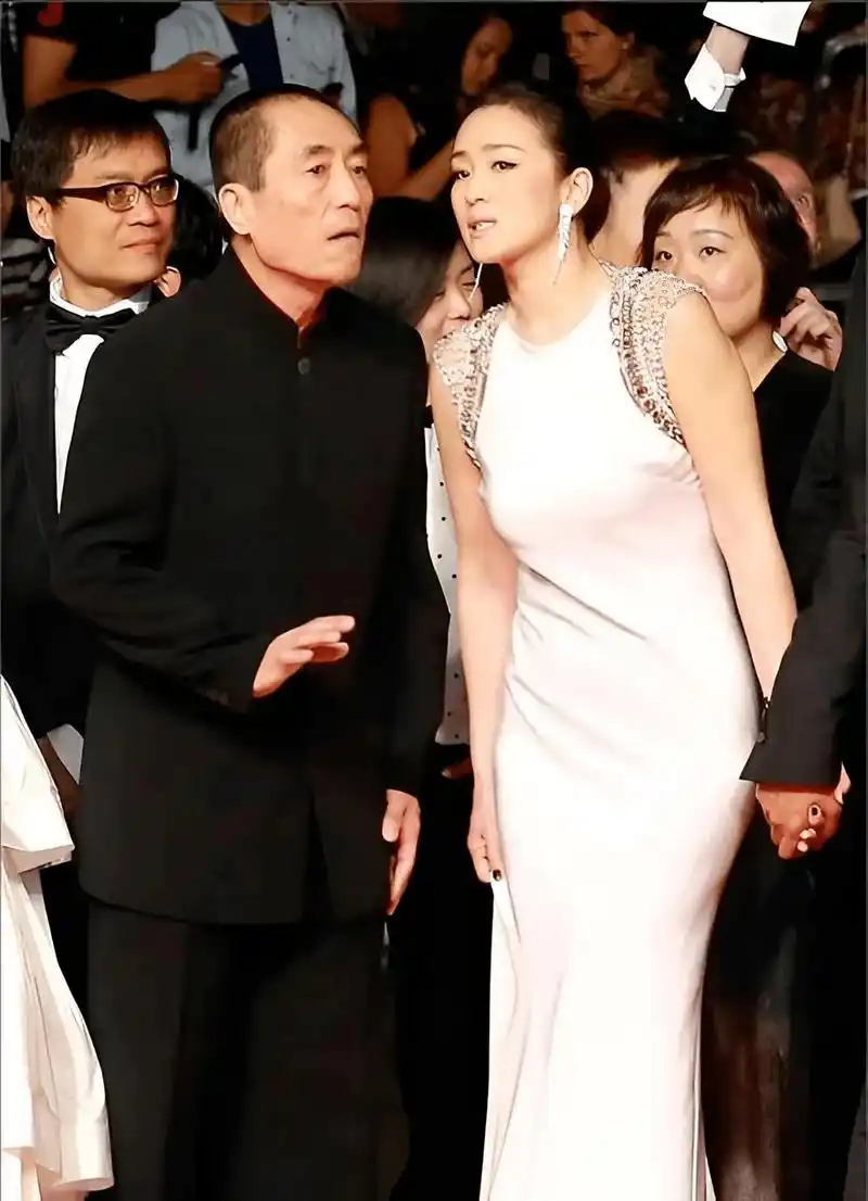 原创张艺谋同框巩俐手足无措!