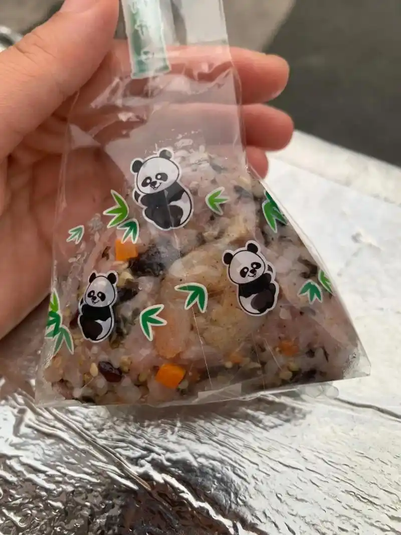 摆摊日常.没更新的日子都在研究新品,最近上新了虾仁三角饭团, - 抖音