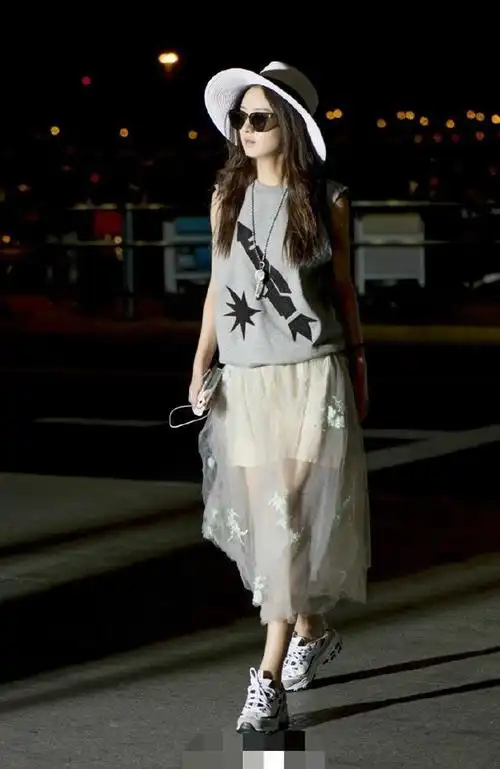 今夏怎样穿出少女感?跟甜美女神赵丽颖学穿搭,你也是时尚达人|一字肩|