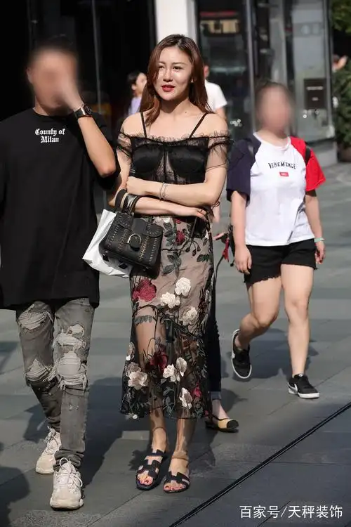 街拍:花色透明薄纱连衣裙,透出小姐姐非常的有女人味