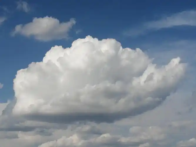 蓝色天空下的云朵 - 美篇