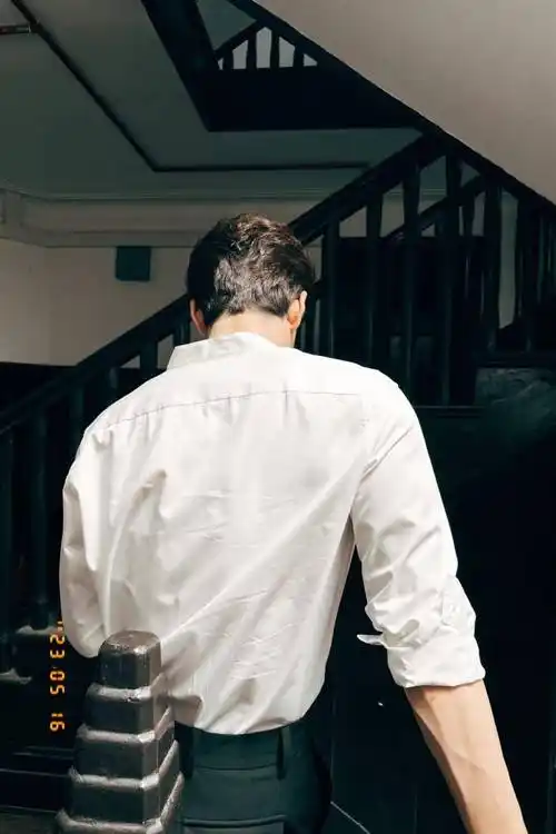 crush只出一个背影就赢了?