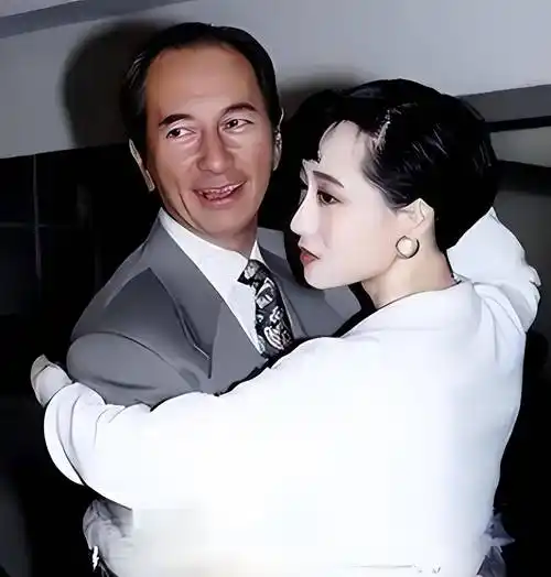 李连杰老婆利智近照:戴老花镜,剪短发,一夜苍老认不出!