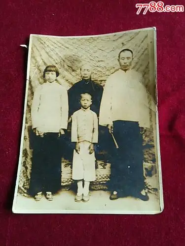 晚清民国大户人家全家福老照片一张,小脚老太太!