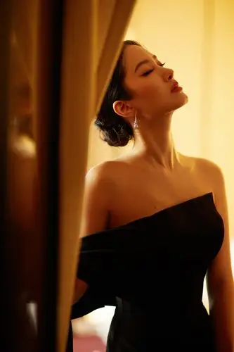 杨采钰亮相时尚活动 "夜天鹅"礼服将优雅复古进行到底