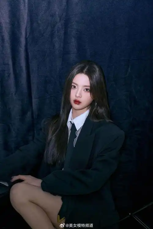 6/ 9杨超越西装短裙又酷又美 677/ 9杨超越西装短裙又酷又美 678