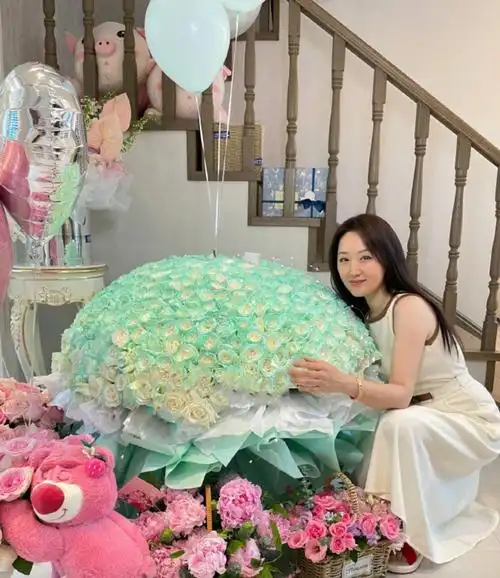 52岁杨钰莹现状曝光:照片中的她,看上去高贵优雅又不失大方